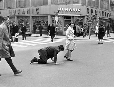 "管得死死" 的英文怎麼說?