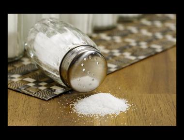 「take … with a grain of salt」是什麼意思？